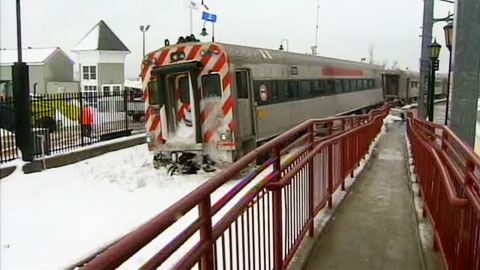 new-london-ct-amtrak-derailed-car